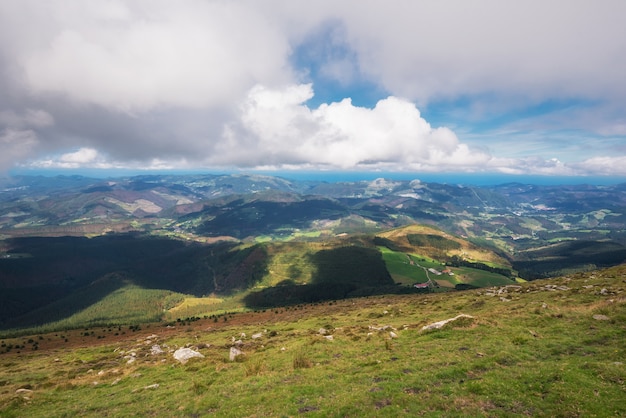 Vizcaya las i góra krajobraz w oiz górze, Baskijski kraj, Hiszpania.