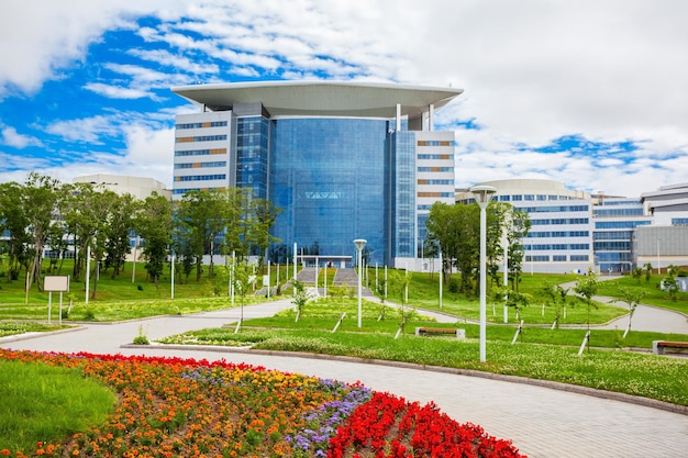 VLADIVOSTOK, ROSJA - 18 lipca 2016: Dalnevostochny Federalny Universitet (Dalnevostochny Federalny Universitet lub DVFU) jest instytucją szkolnictwa wyższego zlokalizowaną we Władywostoku w Rosji.