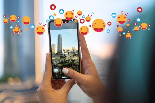 Vlogerka używająca smartfona do robienia zdjęć i publikowania w mediach społecznościowych dostaje mnóstwo polubień od emoji