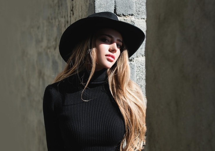 Zdjęcie vogue kobieta w modnym kapeluszu moda zdjęcie na świeżym powietrzu wspaniałej zmysłowej kobiety w eleganckich ubraniach