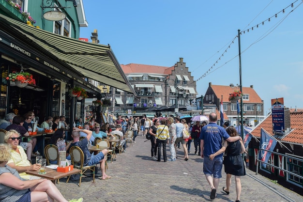 Volendam, Holandia, czerwiec 2016: Ulica w porcie Volendam, Holandia 4 czerwca 2016 r.