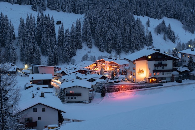 VORDERLANERSBACH AUSTRIA, STYCZEŃ, - 17 2013: Wieczór w austriackiej wiosce Vorderlanersbach w pobliżu Mayrhofen.