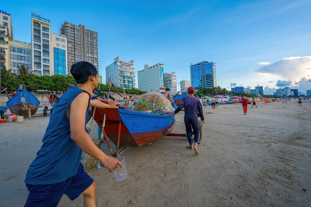 Vung Tau WIETNAM 14 MAJA 2023 Rybak zarzuca sieć o wschodzie lub zachodzie słońca Tradycyjni rybacy przygotowują sieć rybacką