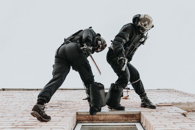 W bazie trenuje dwóch komandosów. Wspinacze. SWAT, policja, koncepcja antyterrorystyczna. Różne środki przekazu