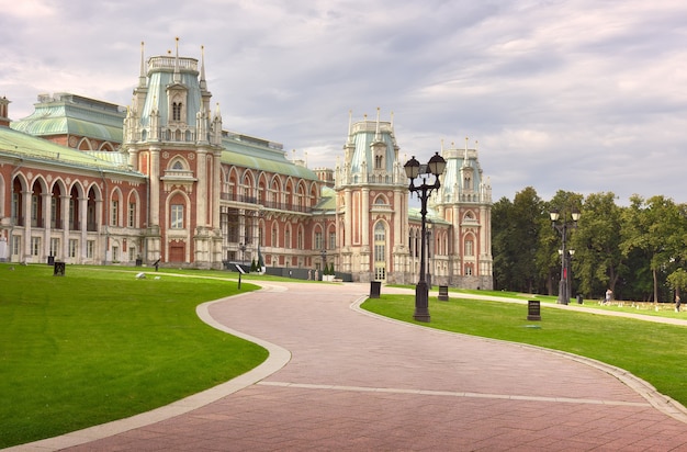 W Carycynie Park Zespół pałacowo-parkowy XVIII-wiecznego architekta Wasilija Bażenowa