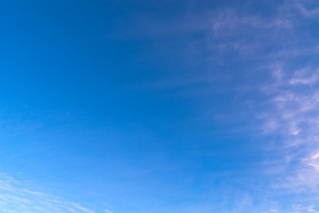 w ciągu dnia błękitne niebo z białymi chmurami w tle.