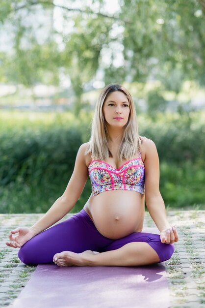 W Ciąży ćwiczy Jogę Na świeżym Powietrzu. Joga I Fitness W Okresie Prenatalnym