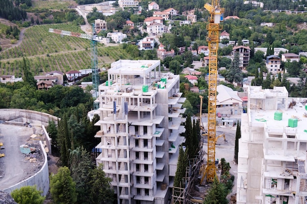 W górach budowane są nowe budynki Budownictwo Rozwój architektury budynku natura krajobraz tło Krym Gurzuf 30 sierpnia 2022