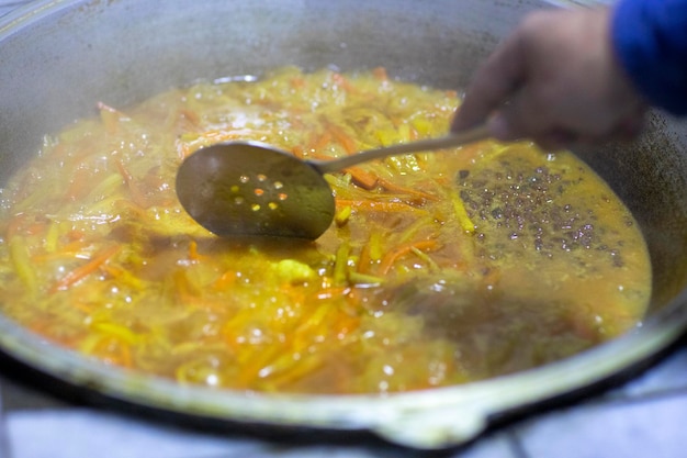 W gotowaniu plov marchewki są najpierw gotowane, a następnie gotowane na parze