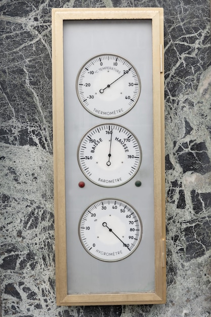 Zdjęcie w języku angielskim barometr, higrometr i termometr. w języku angielskim spadek temperatury i wzrost.