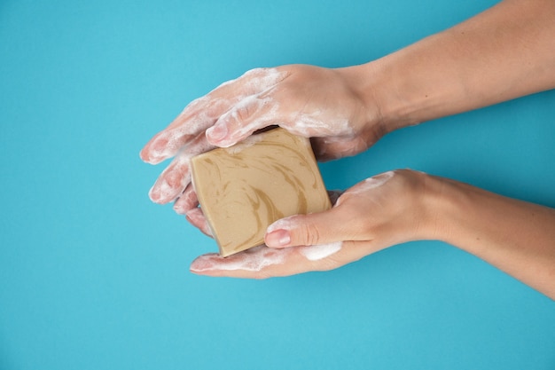 W kobiecych dłoniach ręcznie robione mydło w piance