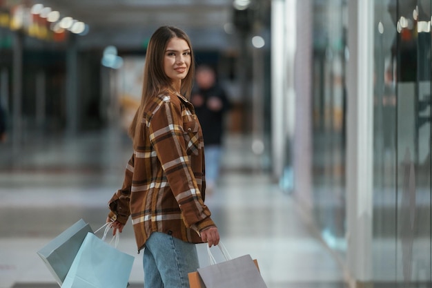 W korytarzu Kobieta robi zakupy w supermarkecie