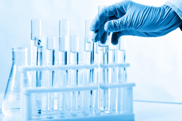 W laboratorium chemicznym kobiety naukowcy przeprowadzają eksperymenty