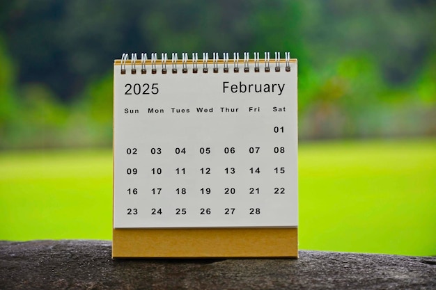 W lutym 2025 r. biały kalendarz z zielonym rozmytym tłem koncepcja Nowego Roku