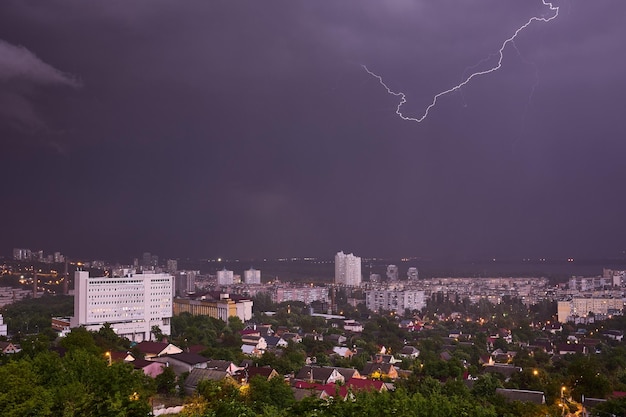 Zdjęcie w nocy piorun uderza w miasto