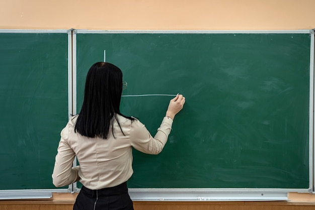 W Nowej Prestiżowej Szkole Pojawiła Się Nowa Młoda, Luksusowa Nauczycielka Brunetki