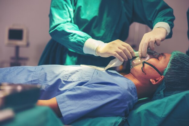 W nowoczesnej sali operacyjnej zespół medyczny przeprowadza operację chirurgiczną, a profesjonalni lekarze przeprowadzają operację.