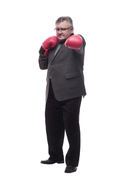 W pełni wzrostu biznesowy mężczyzna w czerwonych rękawicach bokserskich