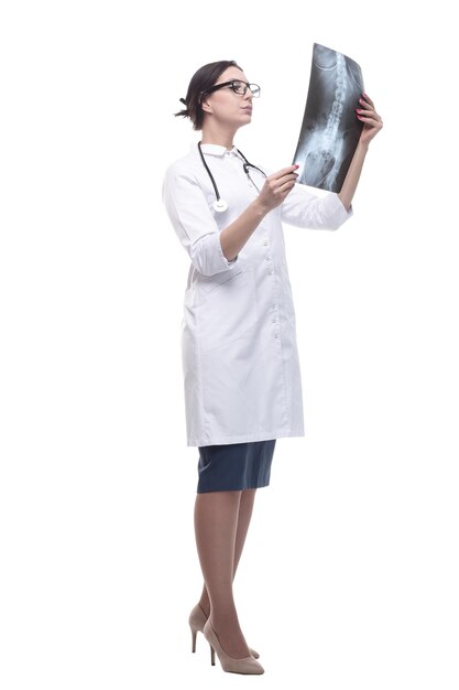 W pełni wzrostu kobieta lekarka ze zdjęciem rentgenowskim w dłoniach