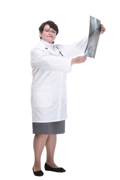 w pełni wzrostu starsza kobieta jest lekarzem z xray w dłoniach na białym tle na białym tle