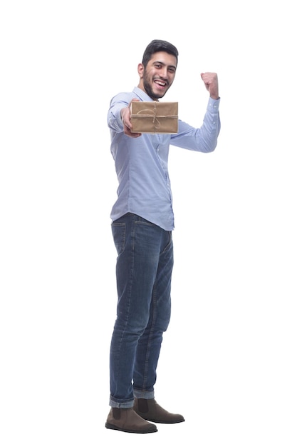 W pełni wzrostu szczęśliwy mężczyzna wręcza ci pudełko na prezent