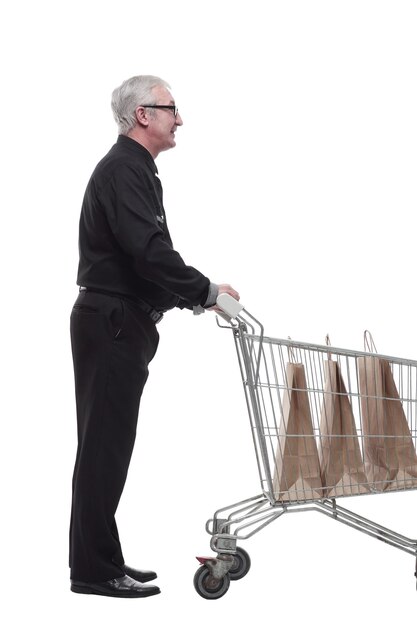 W pełni wzrostu szczęśliwy staruszek z wózkiem na zakupy