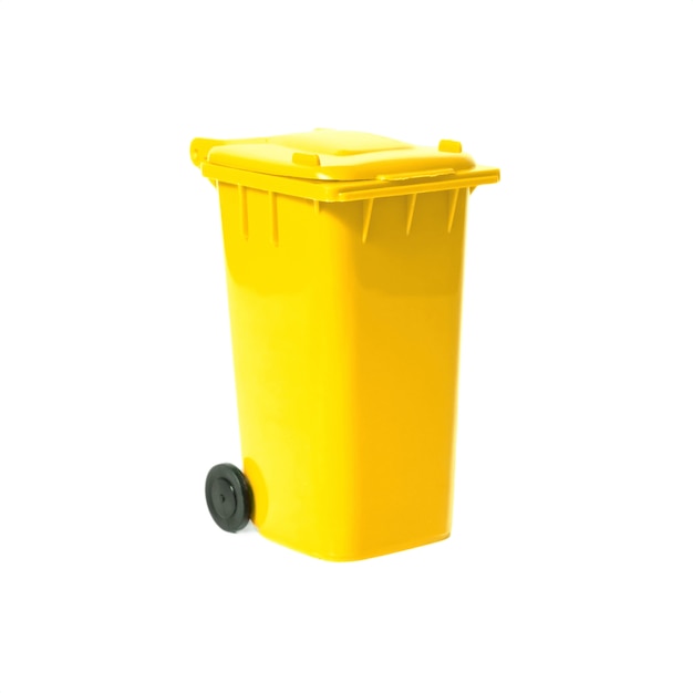 W pełni żółty kosz do recyklingu z plastikiem