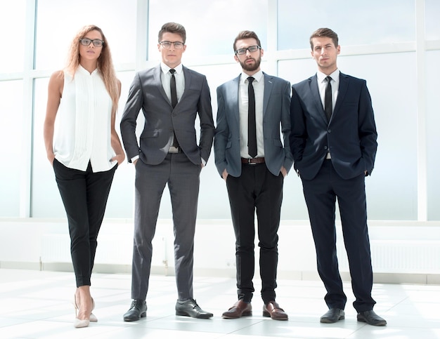 W pełnym rozwoju biznesu zespół stojący w biurze koncepcja pracy zespołowej