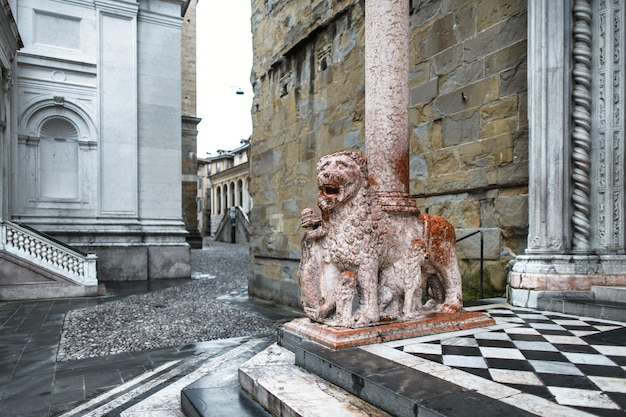 W pobliżu wejścia do Bazyliki Santa Maria Maggiore w Bergamo drzwi z czerwonymi lwami