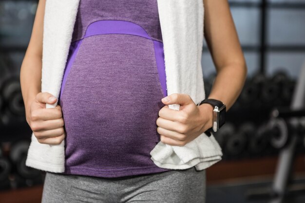 Zdjęcie w połowie sekcja kobieta w ciąży pozycja przy gym