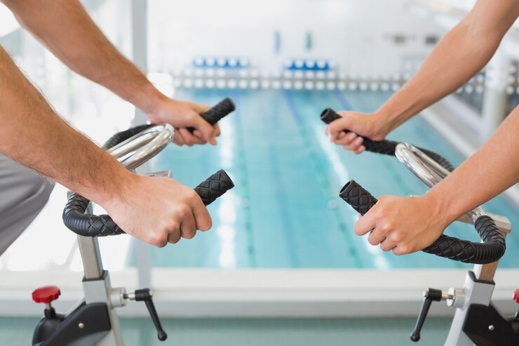 W połowie sekcja pracuje na ćwiczenie rowerach przy gym para