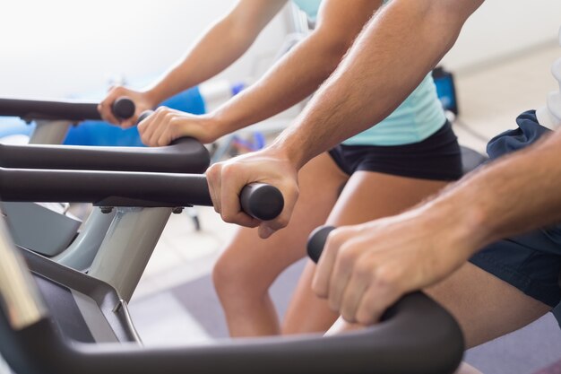 W Połowie Sekcja Pracuje Na ćwiczenie Rowerach Przy Gym Para