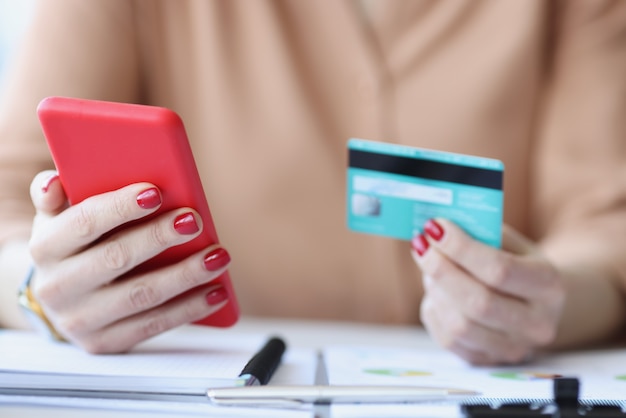 W Rękach Kobiet Plastikowa Karta Kredytowa I Smartfon