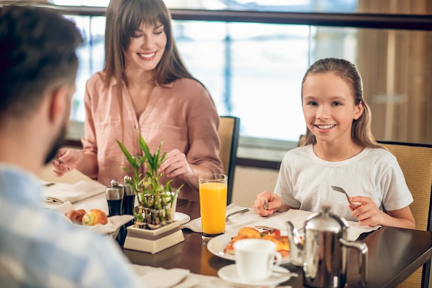 W restauracji. Młoda rodzina siedzi przy stole w restauracji