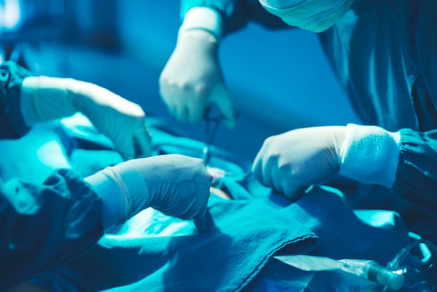 Zdjęcie w sali operacyjnej lekarz lub zespół medyczny wykonuje zabieg chirurgiczny