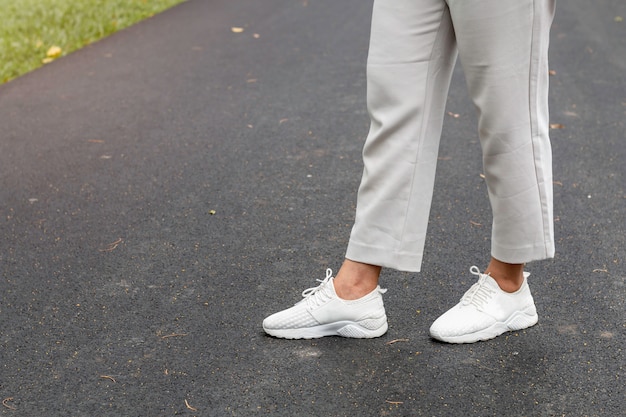 W średnim Azji starzejąca się kobieta ono uśmiecha się i jogging w parku.