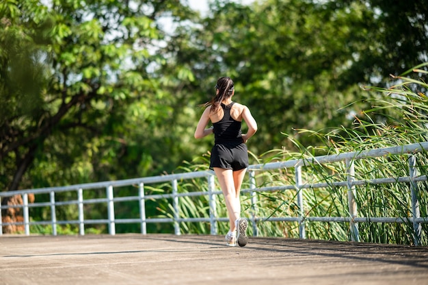 w średnim wieku Beautiful Sport Asian kobieta spacery na świeżym powietrzu w parku uśmiechnięty życia aktywnego i zdrowego stylu życia.