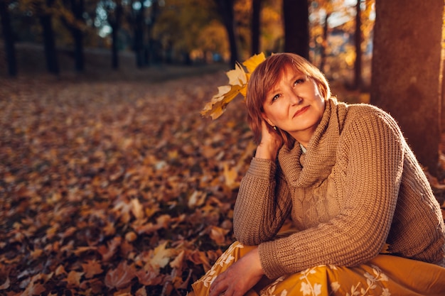 W średnim Wieku Kobiety Mienia Bukiet Liście Klonowi Dama Cieszy Się Jesieni Naturę