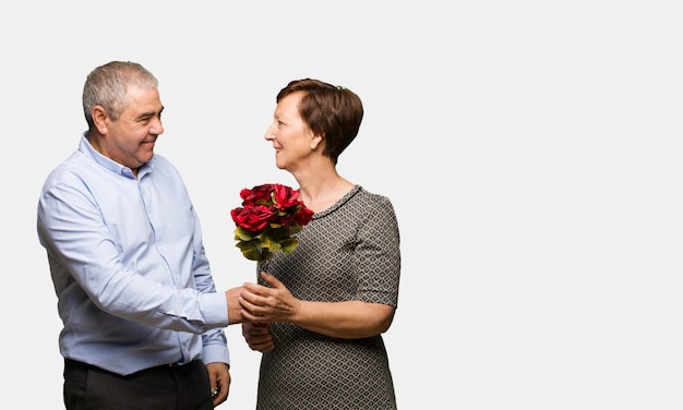 W średnim wieku para świętuje valentines dzień
