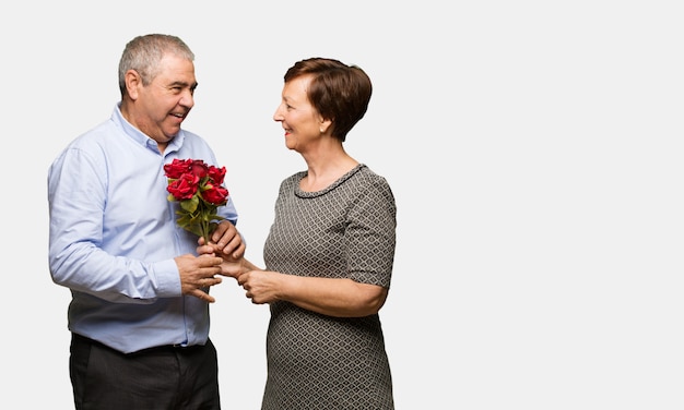 W średnim wieku para świętuje valentines dzień