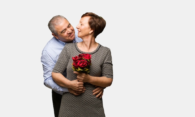 W średnim wieku para świętuje valentines dzień