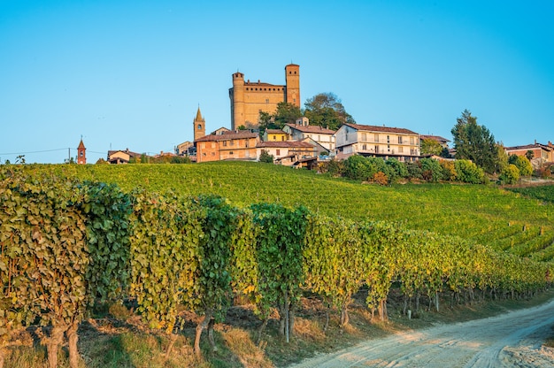 W środku winnic Langhe, wpisanych na Listę Światowego Dziedzictwa UNESCO, znajduje się zamek Serralunga d Alba