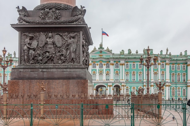 Zdjęcie w tle widać pałac kremlowski w moskwie.