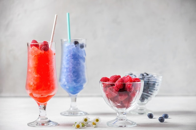 W wysokich szklankach jasny sycylijski deser granitowy zrobiony z mrożonego i pokruszonego lodu soku jagodowego