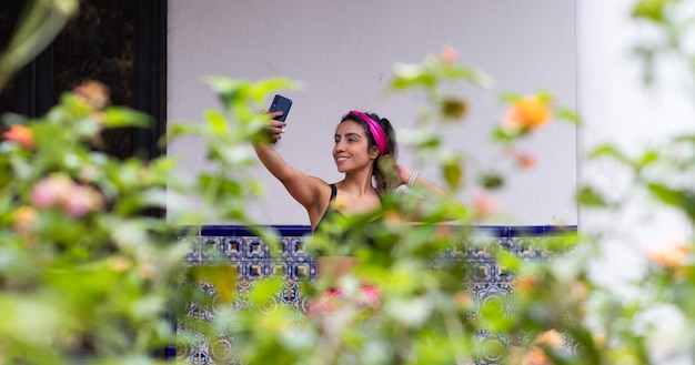 W zgodzie z naturą Latynoski robią selfie po treningu w ogrodzie