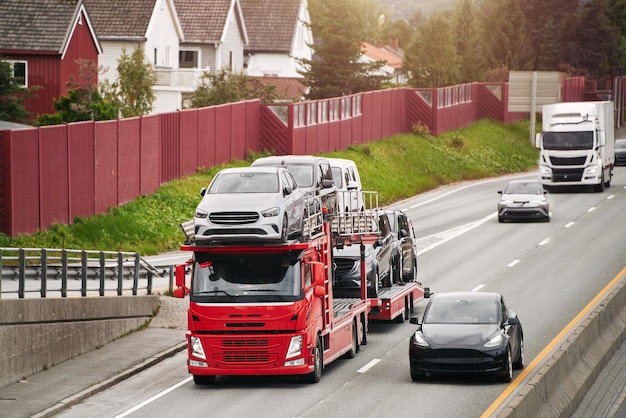 Zdjęcie w złej pogodzie holownik przenosi uszkodzony samochód po autostradzie asystenta przy drodze pomaga kierowcy w kłopotach holownik odwrócony