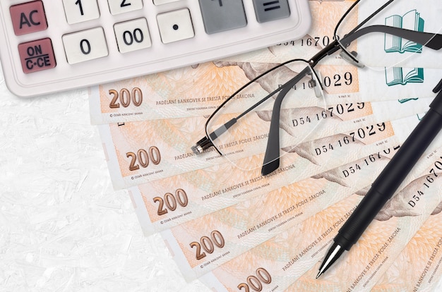 Wachlarz i kalkulator rachunków za 200 koron czeskich, okulary i długopis