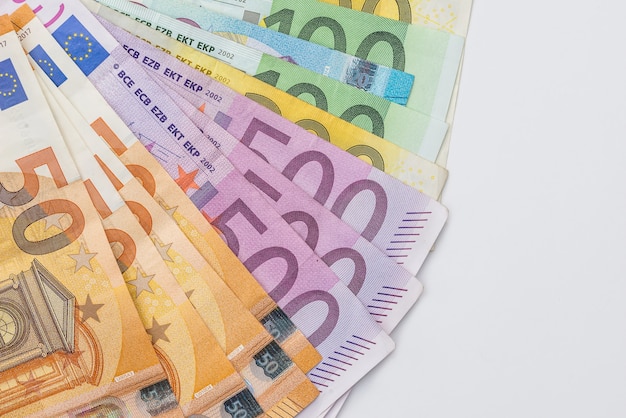 Wachlowane banknoty euro na białym tle