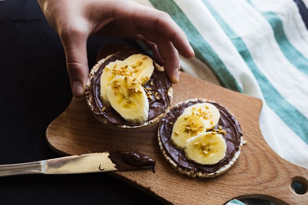 Wafle ryżowe śniadaniowe z czekoladą i bananem