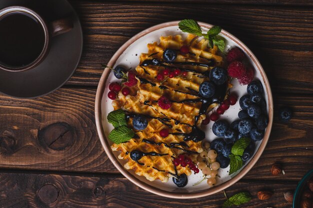 Zdjęcie wafle z jagodami i sosem czekoladowym